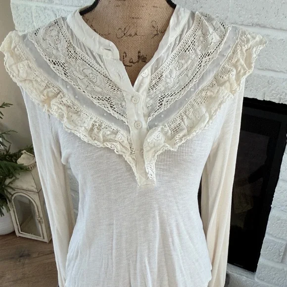 Gimmicks by BKE Cream Lace Accent Blouse - Picture 5 of 7